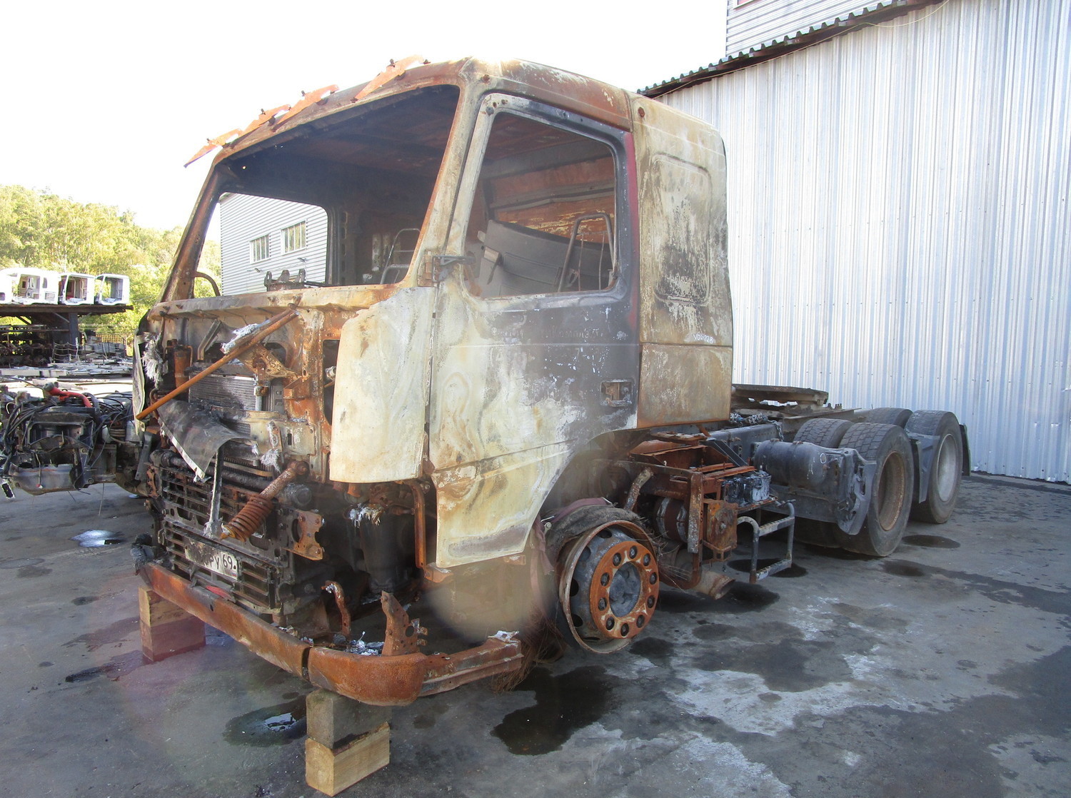 Выкуп сгоревших грузовых автомобилей, горелых - razborgruz.ru +7(925)0002111